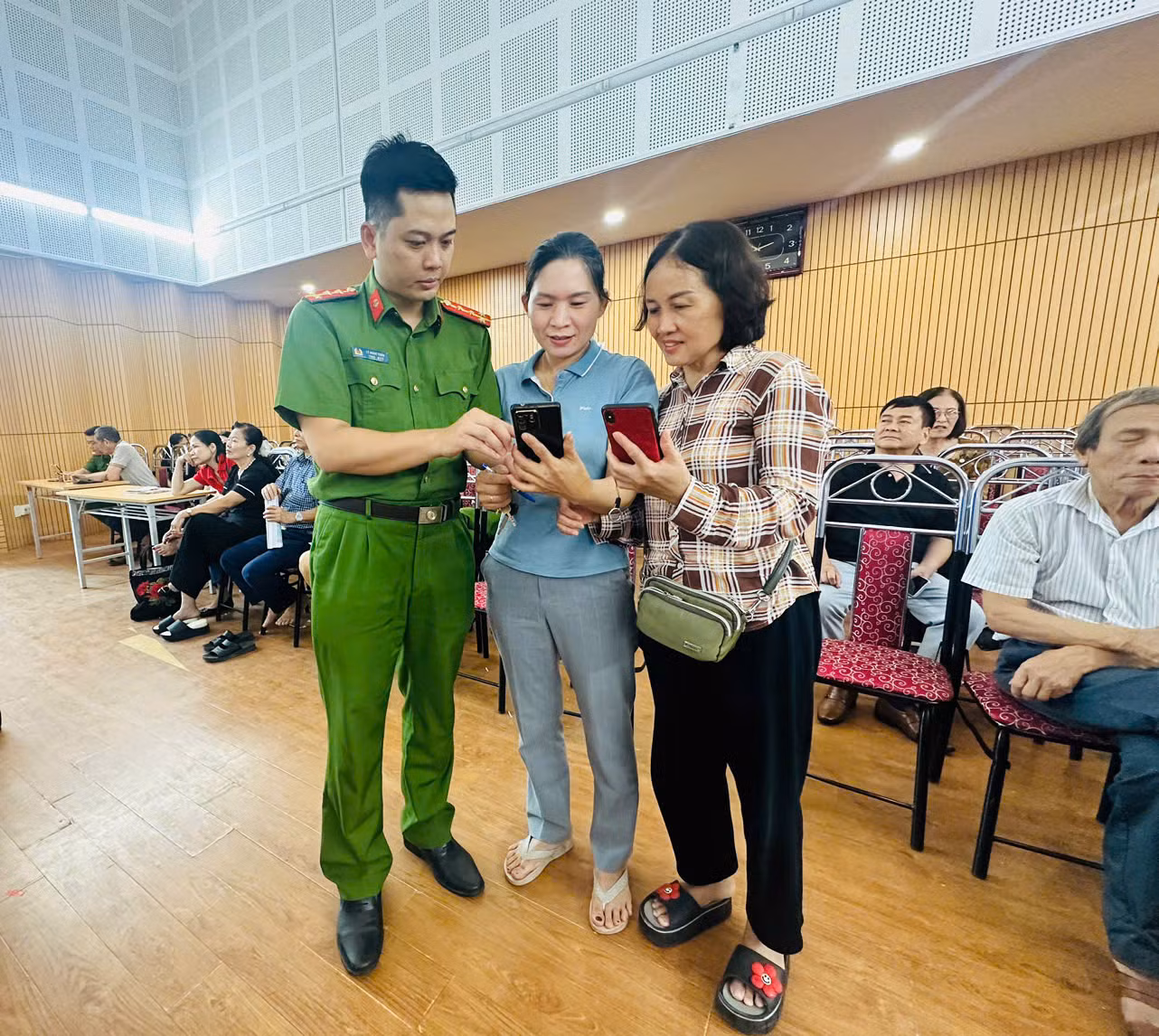 Người dân tích cực tham gia đóng góp ý kiến dự thảo sửa đổi, bổ sung một số điều của Hiến pháp năm 2013 -0