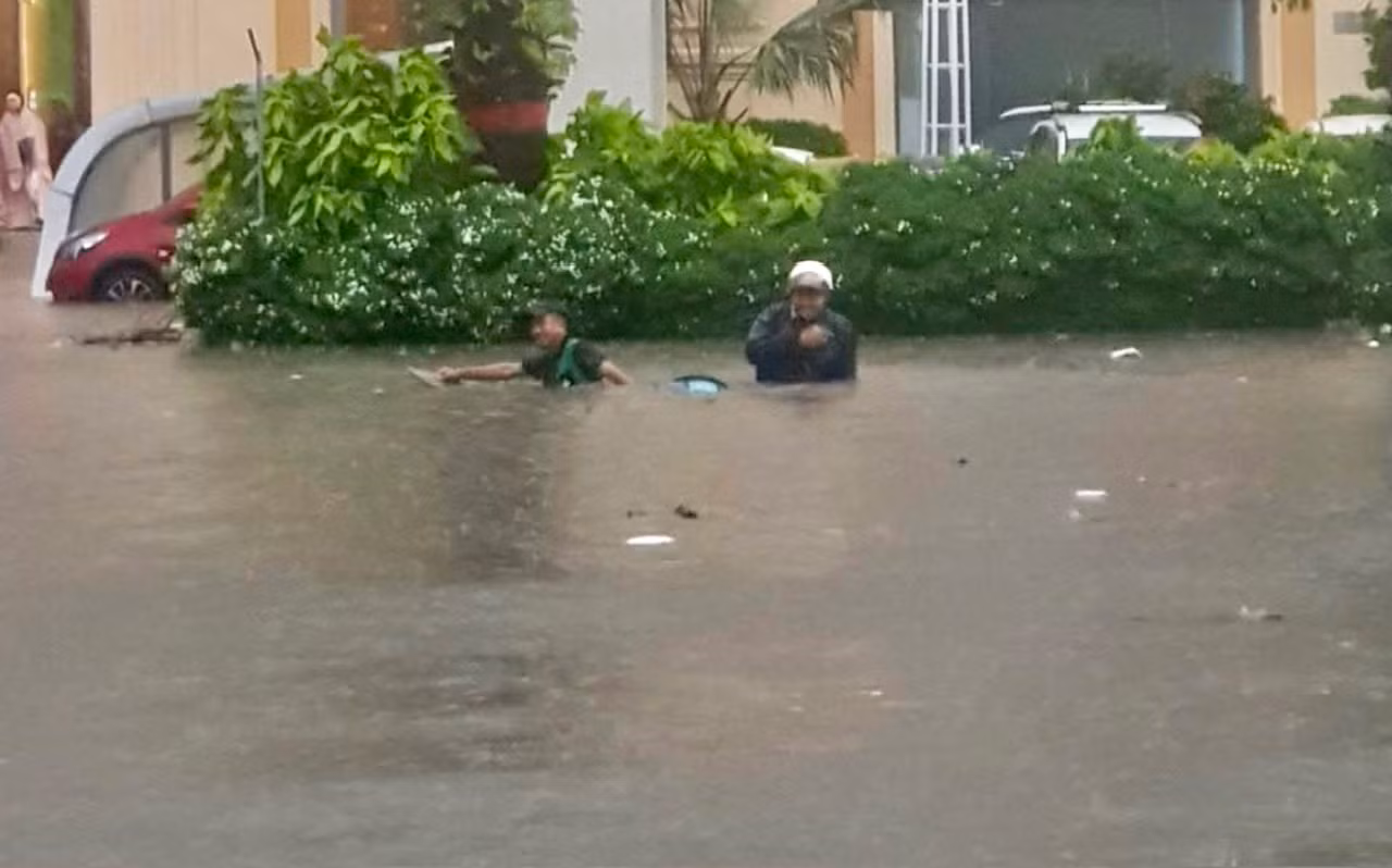Cuộc sống đảo lộn sau cơn mưa lớn sáng 10/5 tại TP Hồ Chí Minh -2