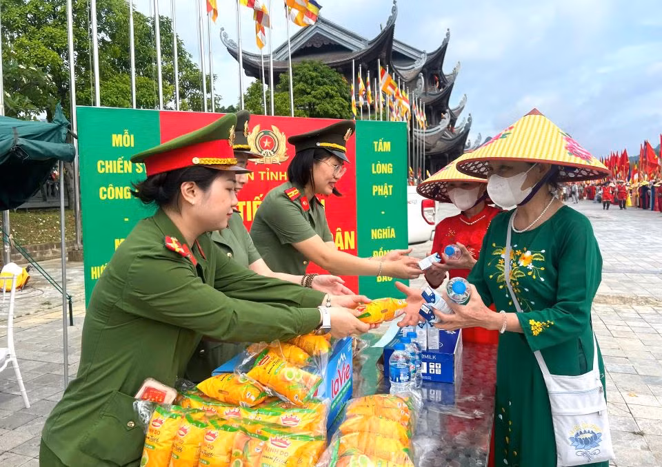 Công an Hà Nam bảo đảm ANTT tại Lễ cung rước, tôn trí, chiêm bái Xá lợi Đức Phật -0