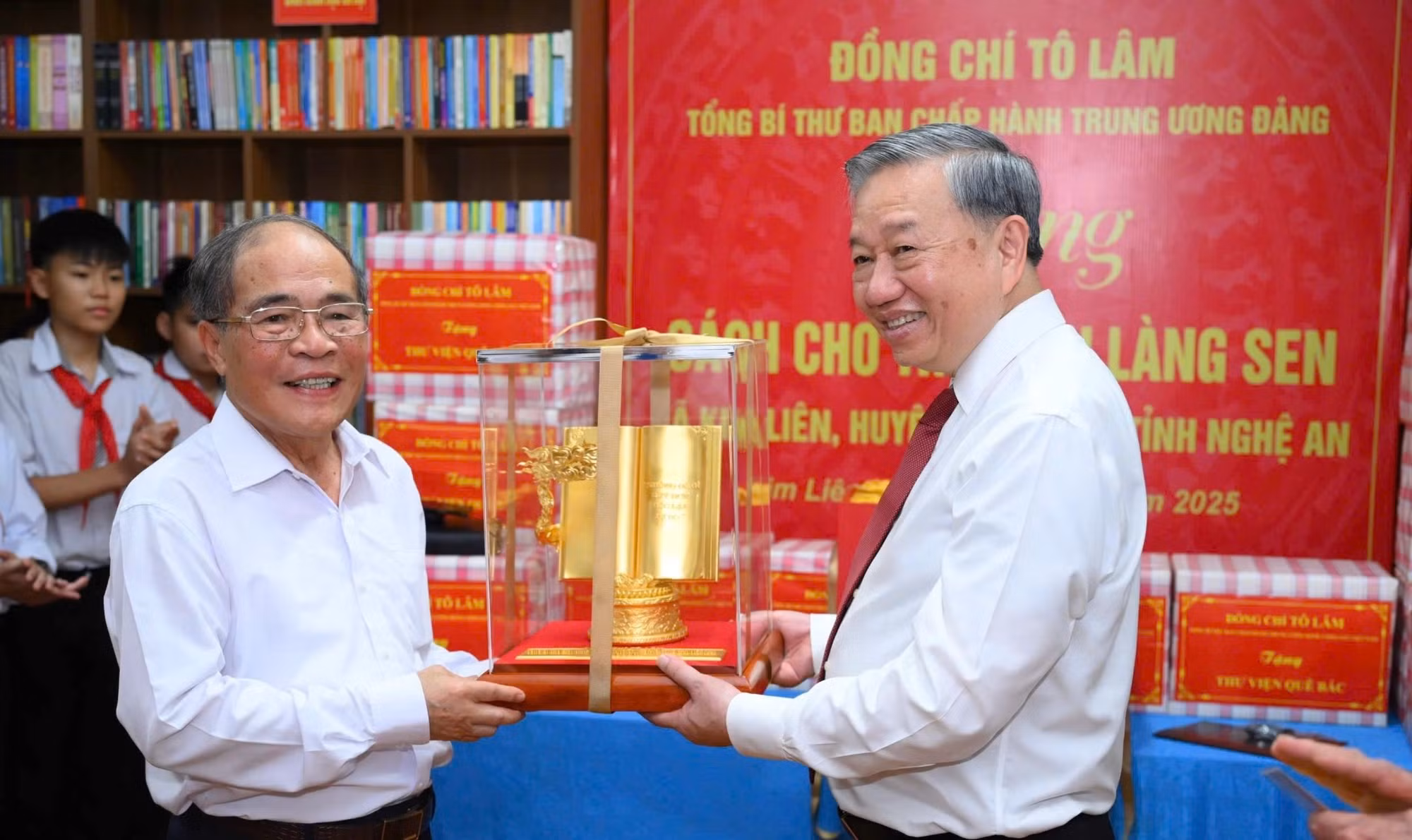 Tổng Bí thư Tô Lâm dâng hương tưởng niệm Chủ tịch Hồ Chí Minh tại Khu Di tích Kim Liên -0
