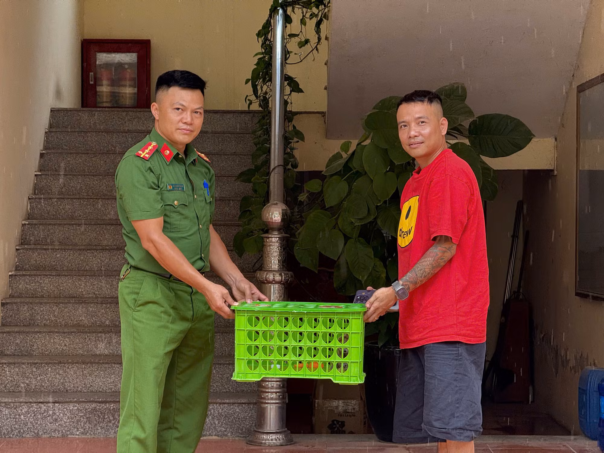ảnh 1. công an xã tân thanh tiếp nhận cá thể cu li nguy cấp, quý hiếm từ công dân đặng minh phúc.jpg -0