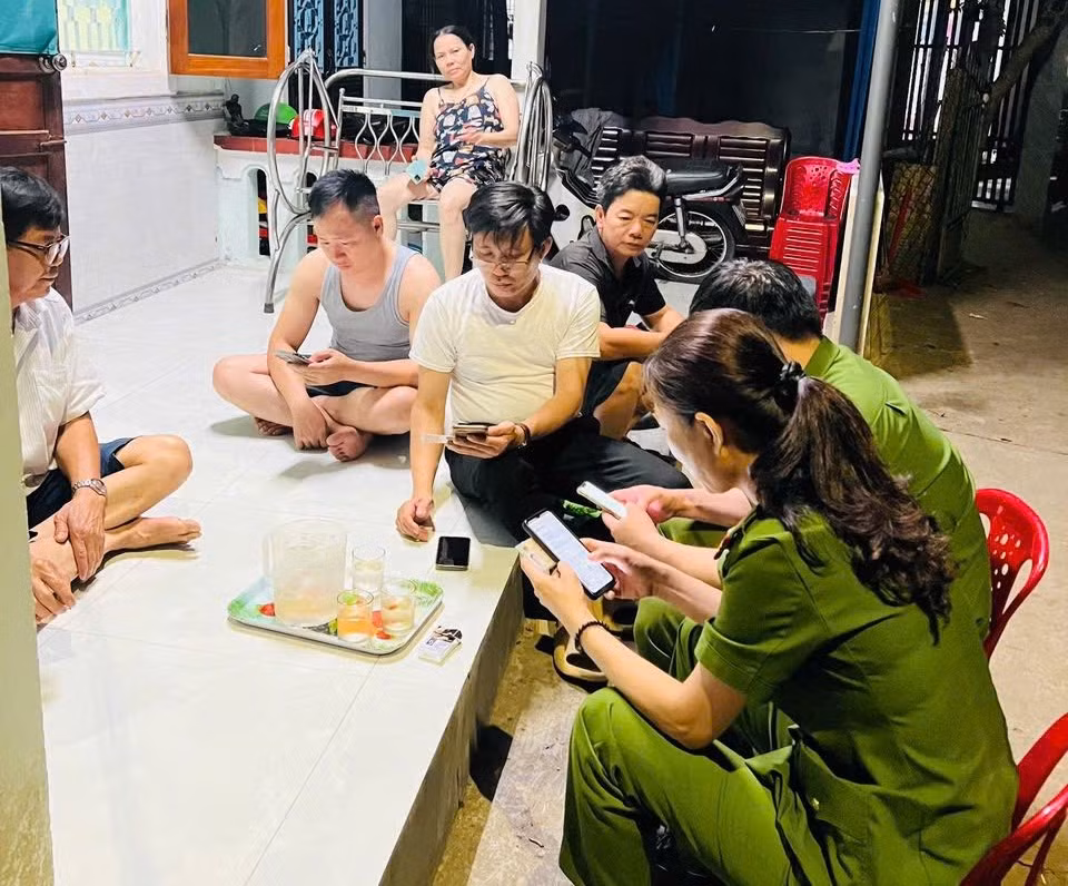 “Đi từng ngõ, gõ từng nhà” hướng dẫn người dân đóng góp ý kiến sửa đổi, bổ sung Hiến pháp năm 2013 -0