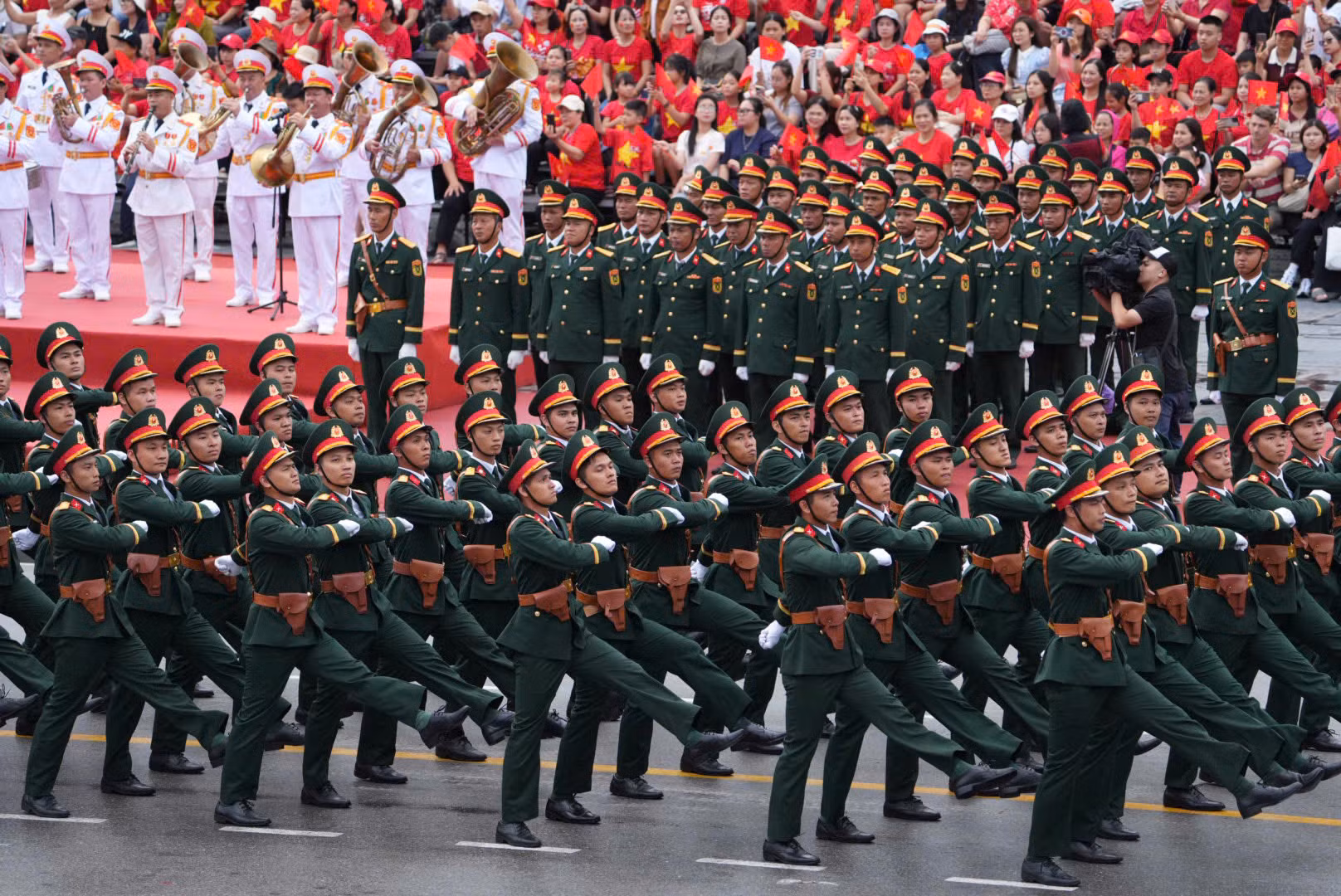 Hàng vạn người đội mưa xem duyệt đội ngũ, diễu hành chào mừng Ngày giải phóng Hải Phòng -0