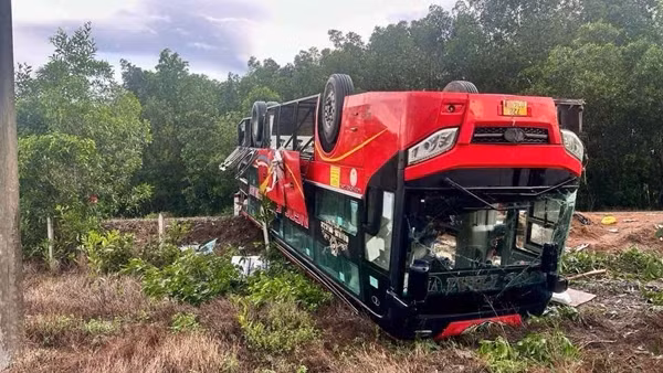 Xe khách giường nằm lật ngửa trên quốc lộ 55