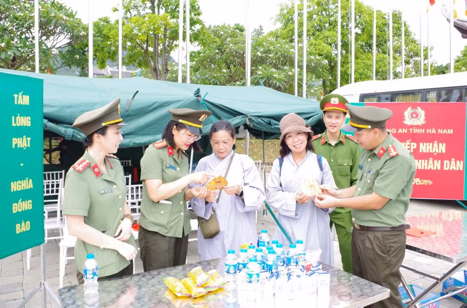 Bắt giữ nhóm đạo chích dàn cảnh chen lấn xô đẩy để trộm cắp ở chùa Tam Chúc -0