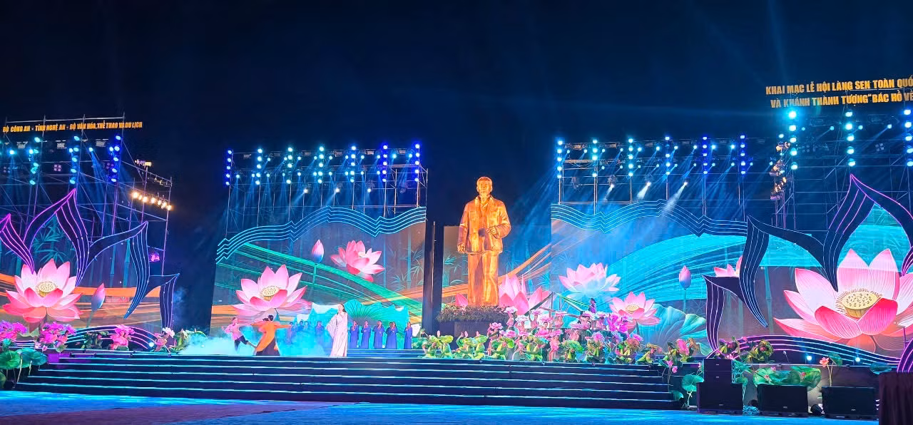 Khai mạc Lễ hội Làng Sen và khánh thành Tượng đài “Bác Hồ về thăm quê” -0