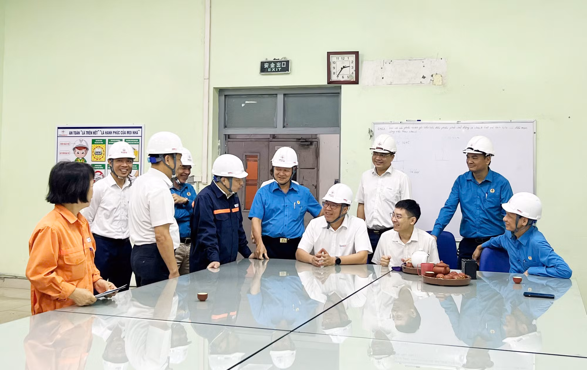 Tổng công ty Phát điện 1 thăm và tặng quà người lao động tại Công ty cổ phần Nhiệt điện Quảng Ninh -0