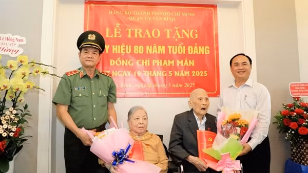 Trao huy hiệu 80 và 60 năm tuổi Đảng tặng vợ chồng đồng chí Phạm Mân