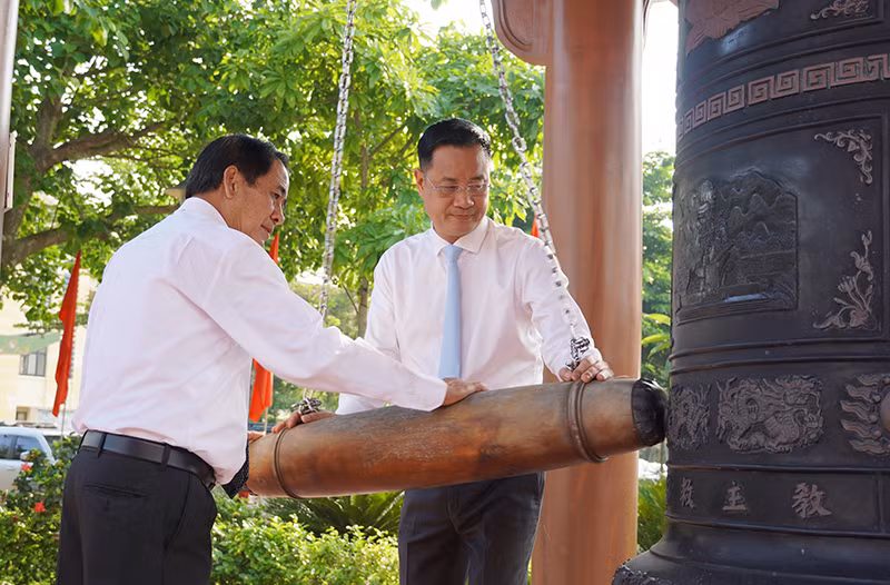  Tỉnh Quảng Bình và Bô-Ly-Khăm-Xay (Lào) tưởng niệm Bác Hồ và các anh hùng liệt sĩ -0