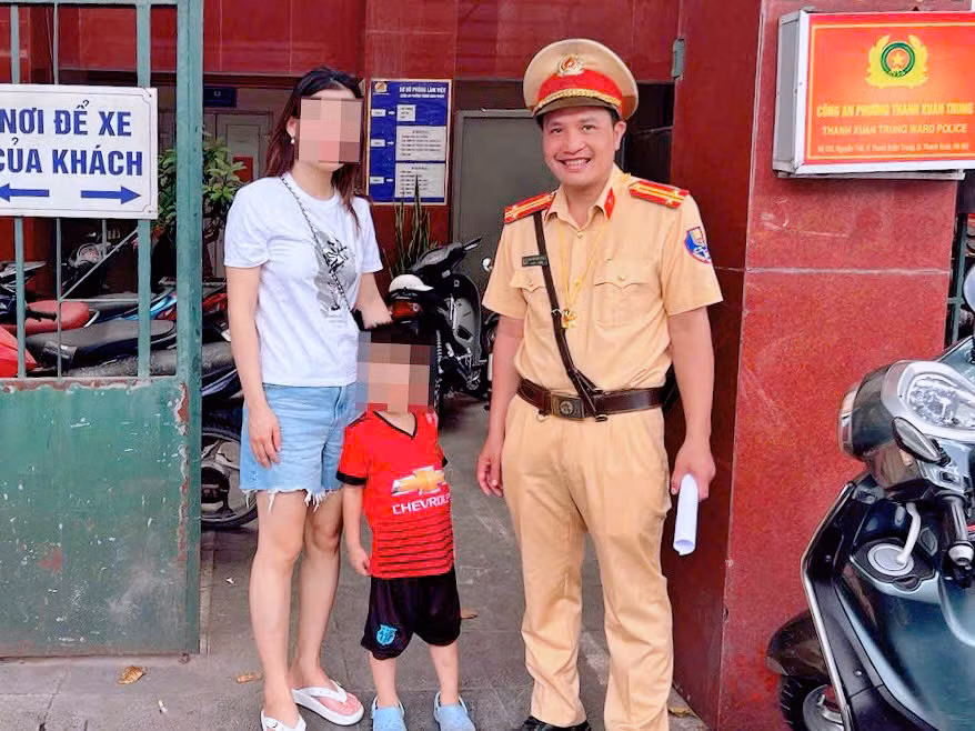CSGT tìm người thân cho bé trai đi lạc -0