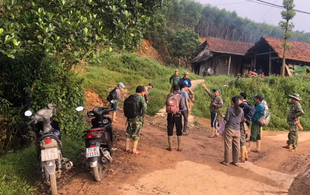 Huy động 60 người vào rừng tìm thanh niên mất tích khi đi lấy mật ong rừng -0