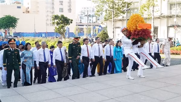 Đoàn đại biểu TP Hồ Chí Minh dâng hương, dâng hoa tưởng nhớ Chủ tịch Hồ Chí Minh