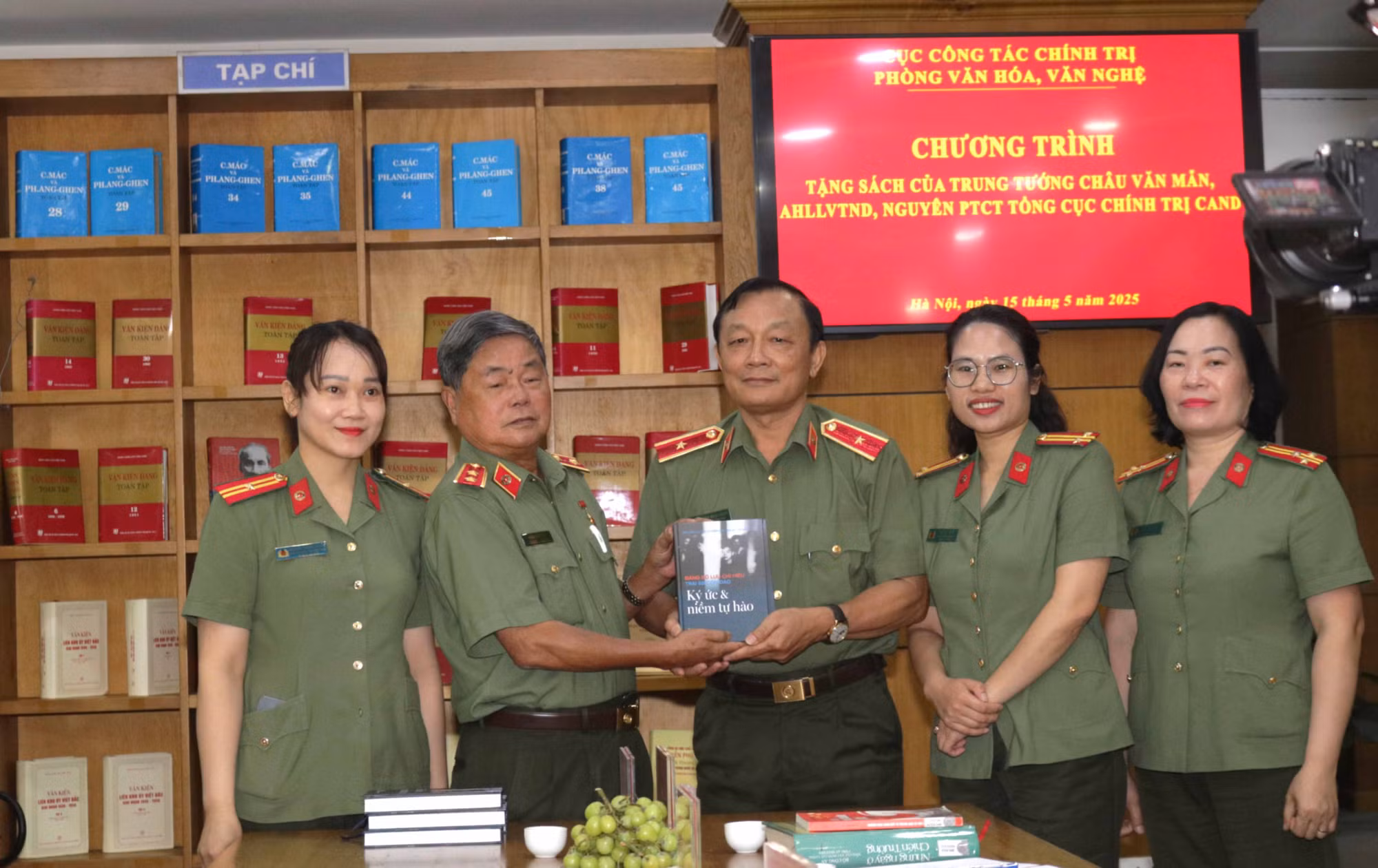 Trao tặng cán bộ chiến sĩ cuốn sách “Đảng bộ Lưu Chí Hiếu Trại 6B Côn Đảo – Ký ức và tự hào” -0