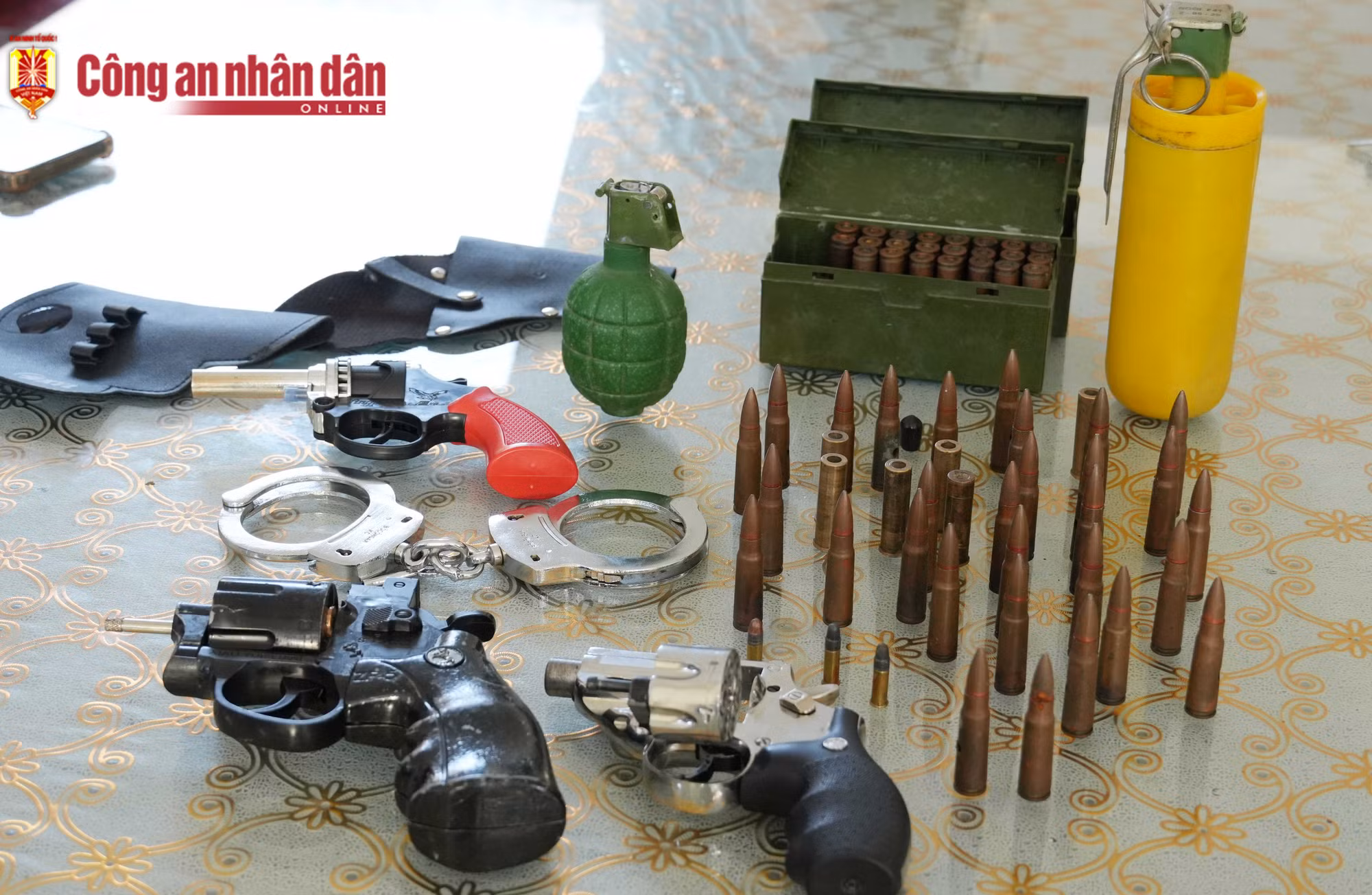 Triệt phá 2 nhóm đánh nhau, thu giữ nhiều vũ khí quân dụng -2