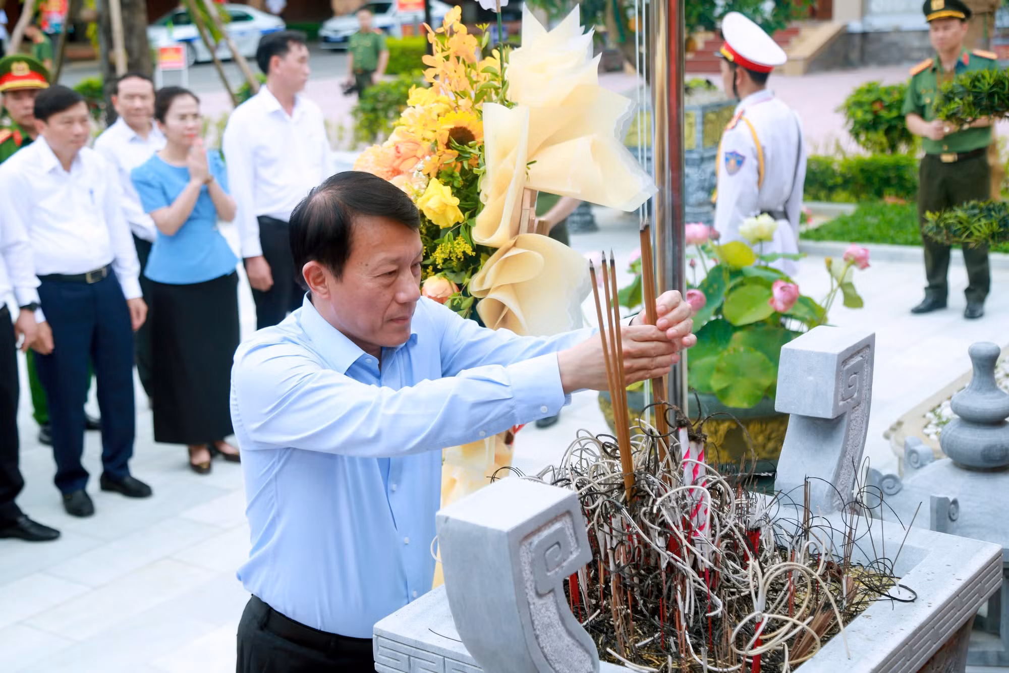 Bộ trưởng Lương Tam Quang dâng hương tưởng niệm Chủ tịch Hồ Chí Minh -0