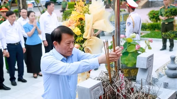 Bộ trưởng Lương Tam Quang dâng hương tưởng niệm Chủ tịch Hồ Chí Minh