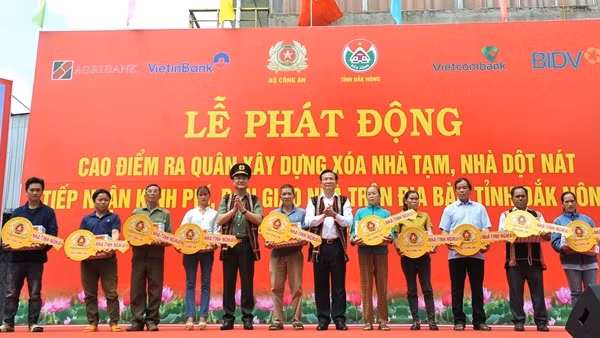 Bộ Công an trao kinh phí hỗ trợ tỉnh Đắk Nông xoá nhà tạm, nhà dột nát