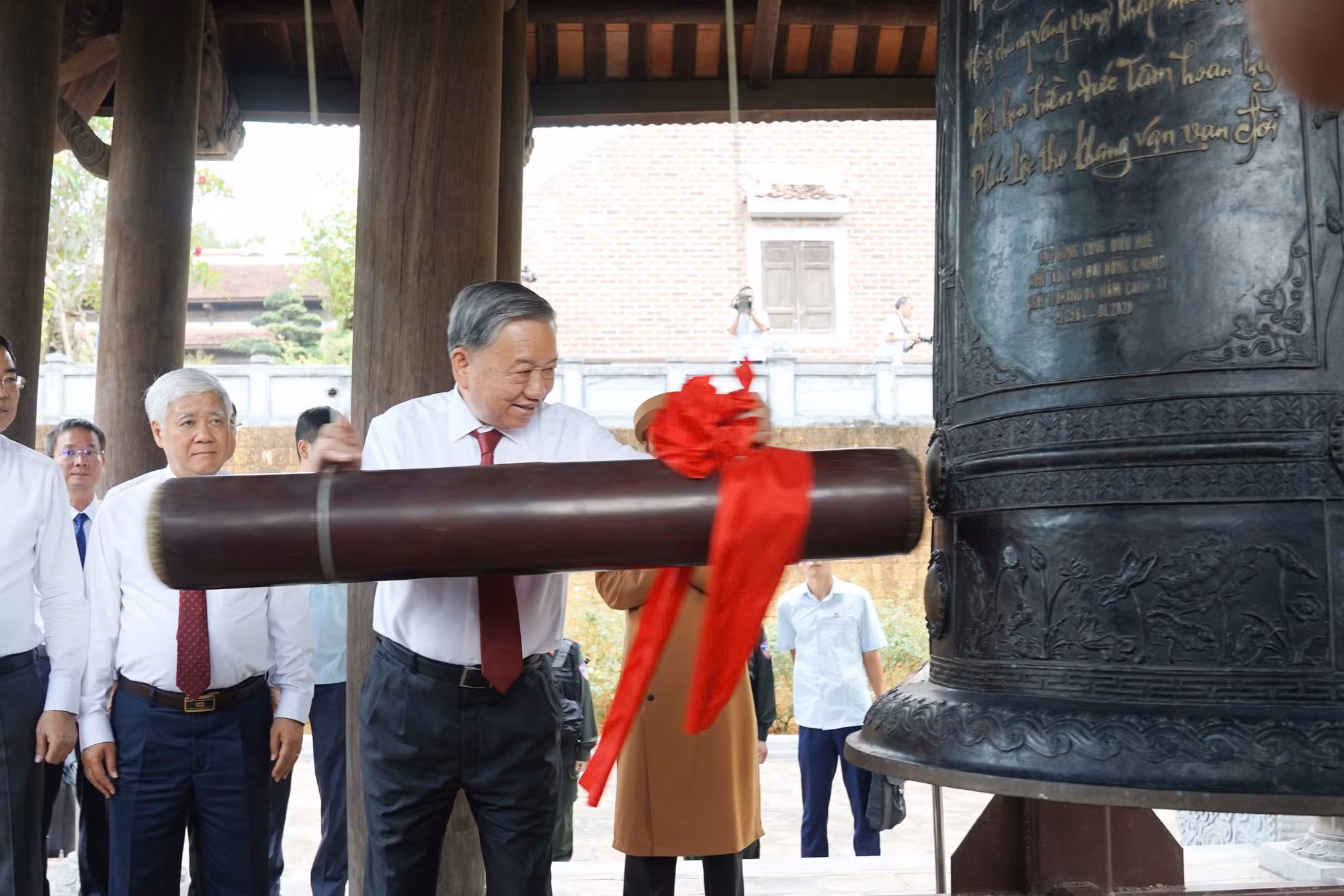 Tổng Bí thư Tô Lâm dâng hương tưởng niệm Chủ tịch Hồ Chí Minh tại Khu Di tích Kim Liên -0