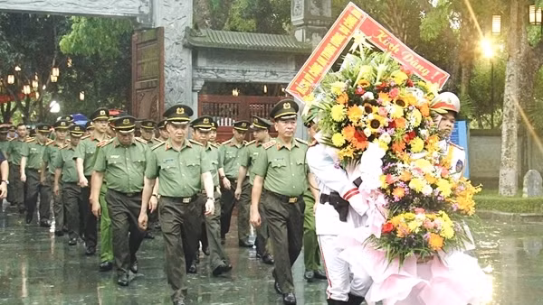 Đảng uỷ Công an Trung ương, lãnh đạo Bộ Công an dâng hương tại Khu di tích Quốc gia đặc biệt Kim Liên