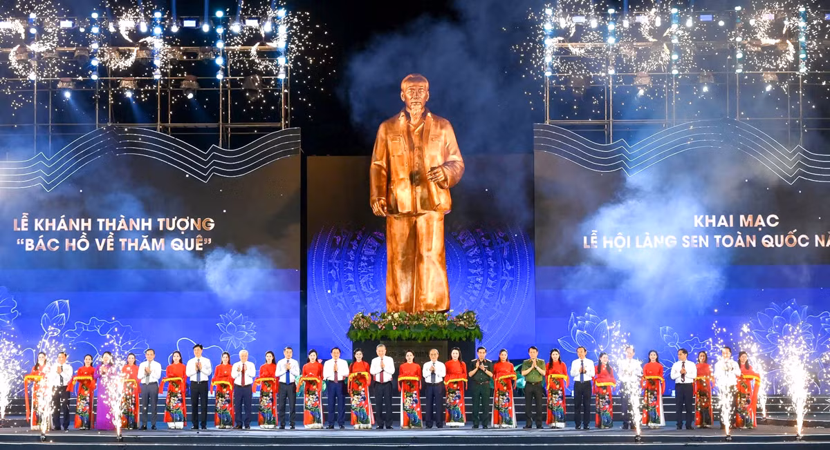 Khám phá nét độc đáo của công trình tượng đài “Bác Hồ về thăm quê” -0