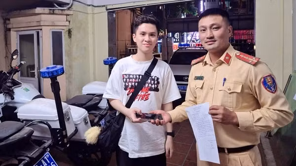 Đi đường nhặt được điện thoại, giao lại cho CSGT tìm người đánh rơi
