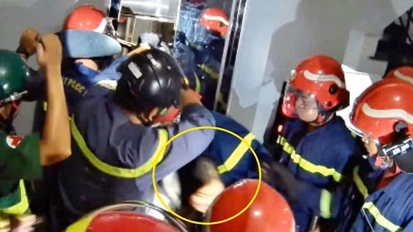 Giải cứu cô gái bị kẹt trong thang máy lúc rạng sáng