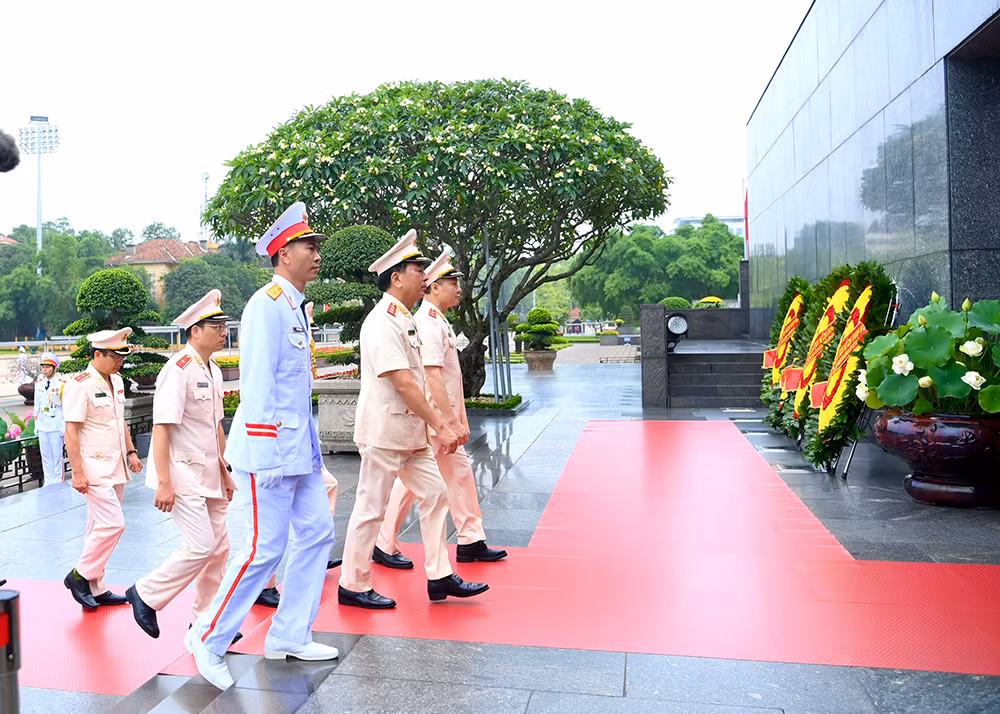 Đoàn đại biểu Đảng ủy Công an Trung ương, Bộ Công an vào Lăng viếng Chủ tịch Hồ Chí Minh -0