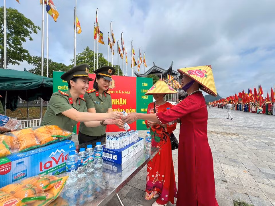 Công an Hà Nam bảo đảm ANTT tại Lễ cung rước, tôn trí, chiêm bái Xá lợi Đức Phật -0