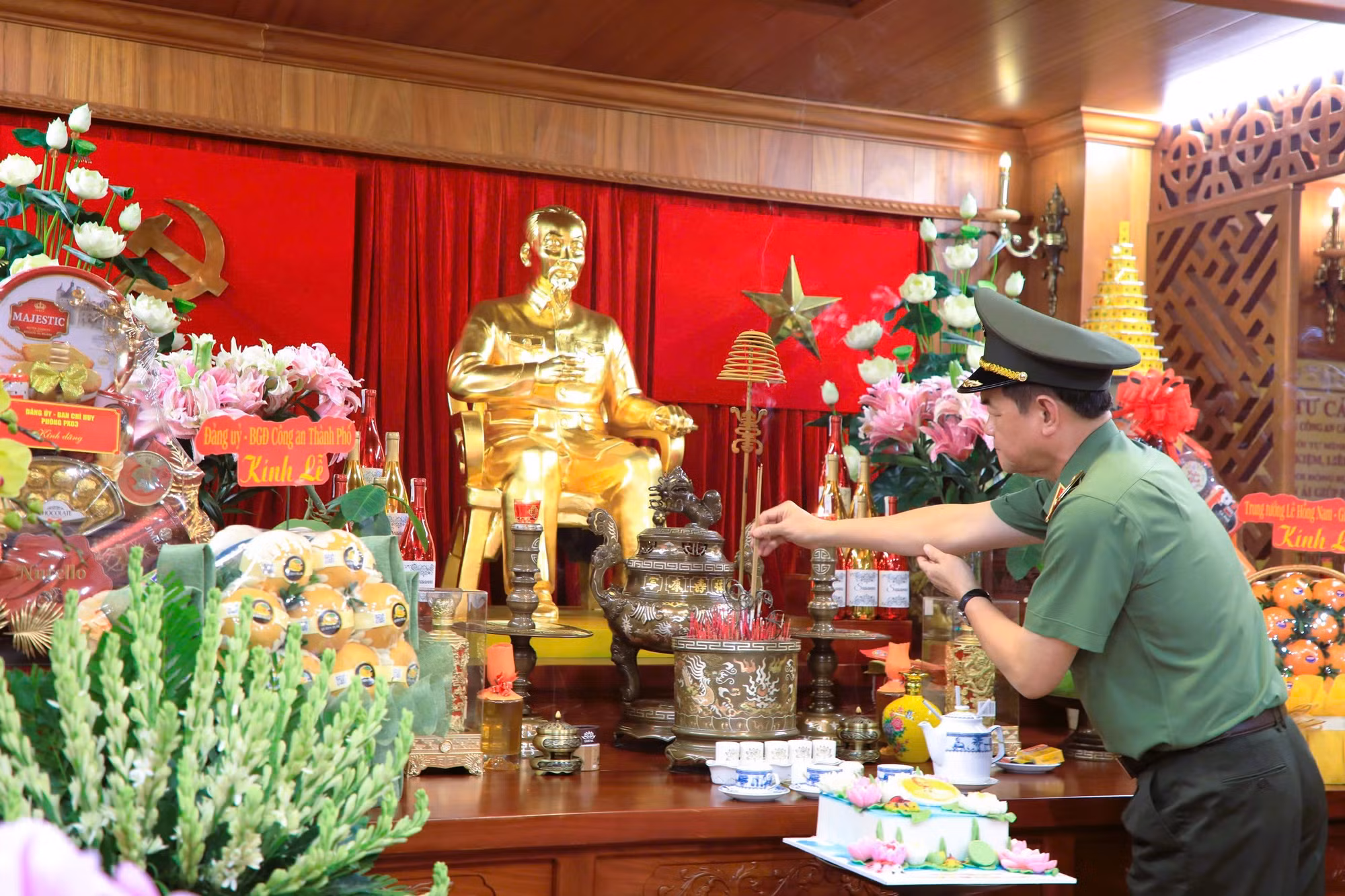 Đoàn đại biểu TP Hồ Chí Minh dâng hương, dâng hoa tưởng nhớ Chủ tịch Hồ Chí Minh -3