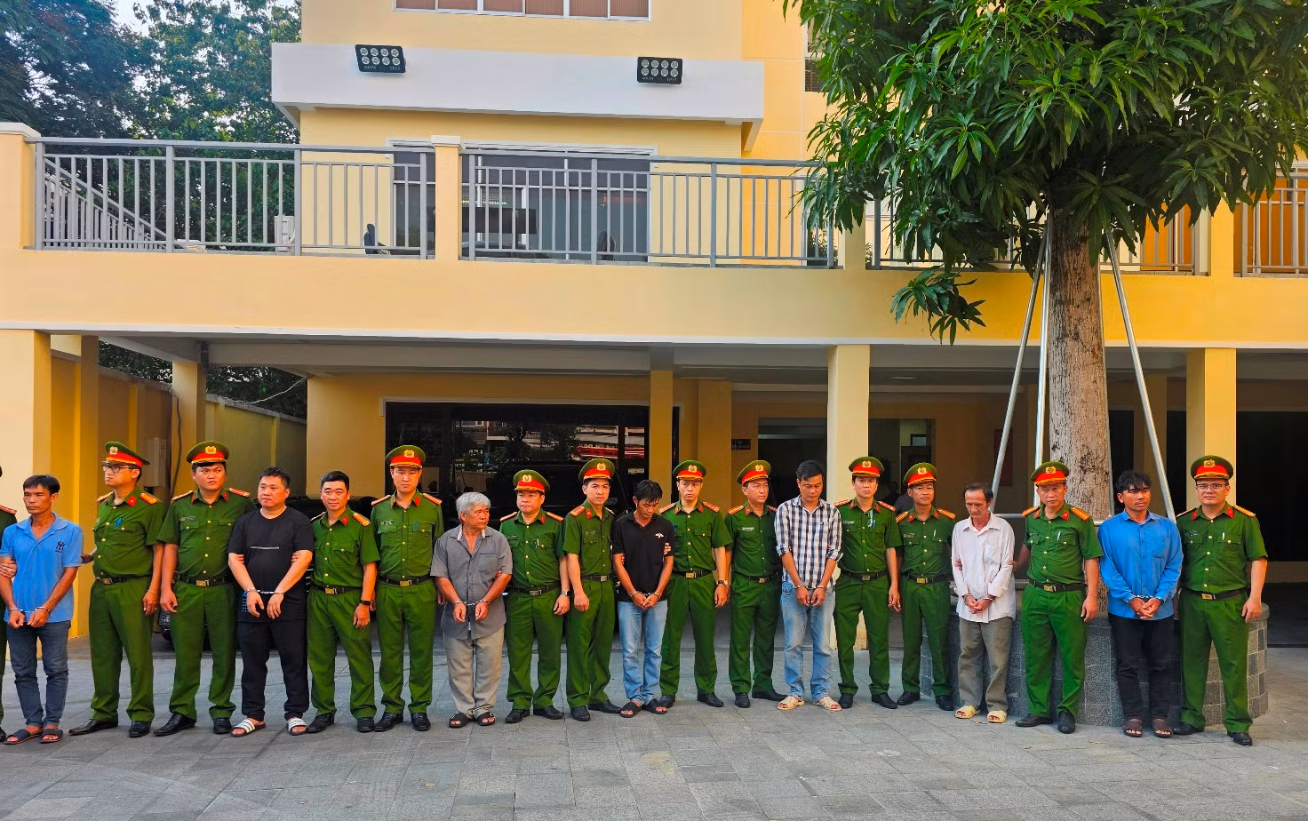 Bắt tạm giam thêm 34 bị can trong đường dây buôn lậu xăng dầu “khủng” -3