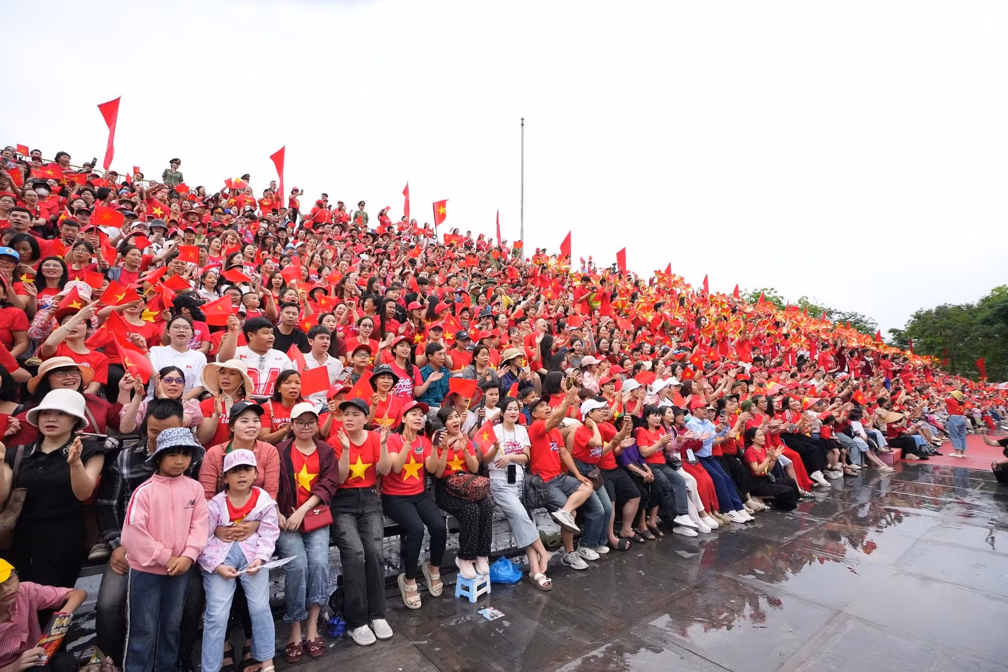 Hàng vạn người đội mưa xem duyệt đội ngũ, diễu hành chào mừng Ngày giải phóng Hải Phòng -0