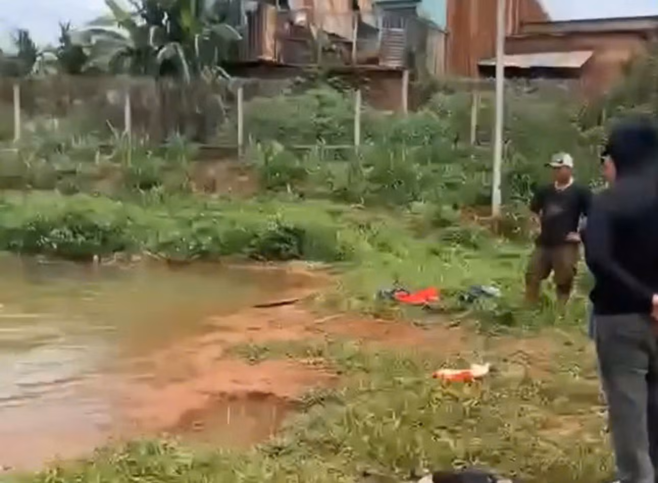 Rủ nhau ra ao tắm, 2 cháu nhỏ bị đuối nước thương tâm -0