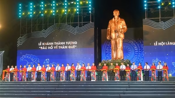 Khai mạc Lễ hội Làng Sen và khánh thành Tượng đài “Bác Hồ về thăm quê”