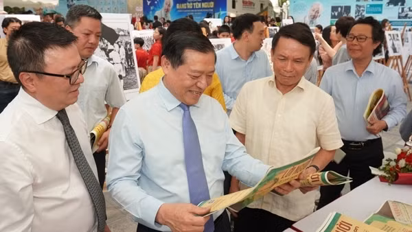 Triển lãm ảnh “Rạng rỡ tên Người” và ra mắt số báo Nhân Dân Cuối tuần đặc biệt