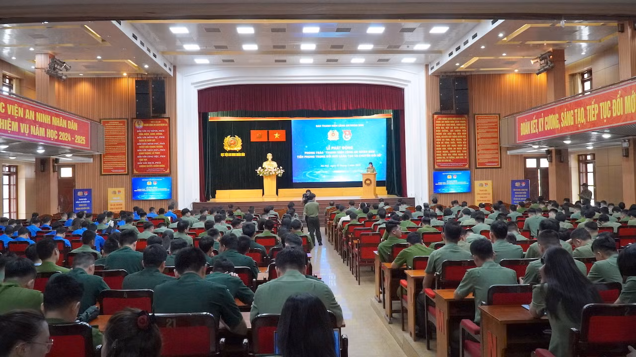Thanh niên Công an tích cực phát triển năng lực số -0