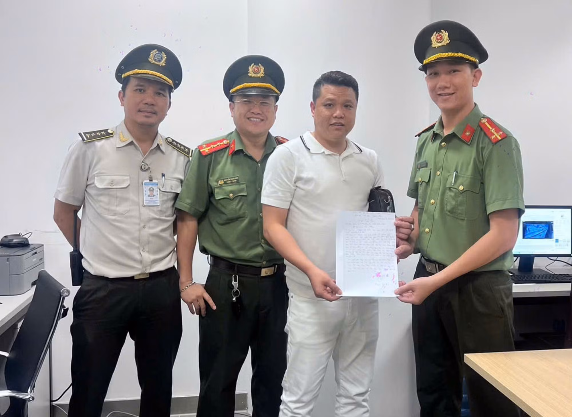 Cán bộ An ninh Hàng không giúp du khách tìm lại túi xách thất lạc -0