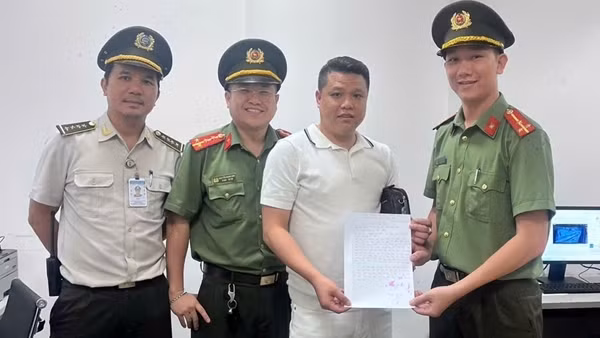 Cán bộ An ninh Hàng không giúp du khách tìm túi xách thất lạc ở sân bay