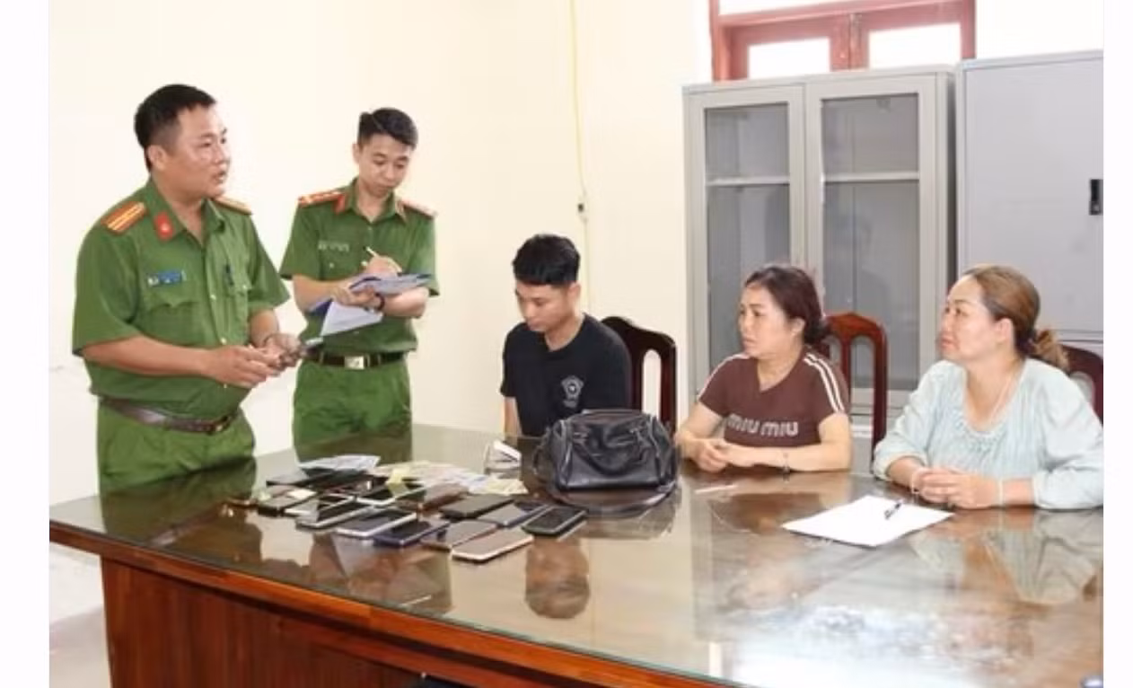 Bắt giữ nhóm đạo chích dàn cảnh chen lấn xô đẩy để trộm cắp ở chùa Tam Chúc -0