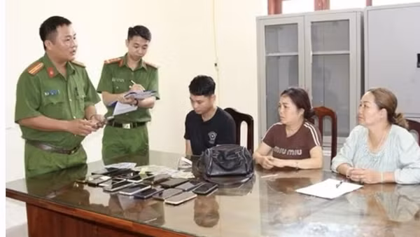 Dàn cảnh chen lấn xô đẩy để trộm cắp tài sản tại chùa Tam Chúc
