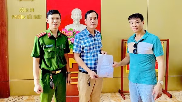 Công an giúp người dân nhận lại gần 500 triệu chuyển khoản nhầm