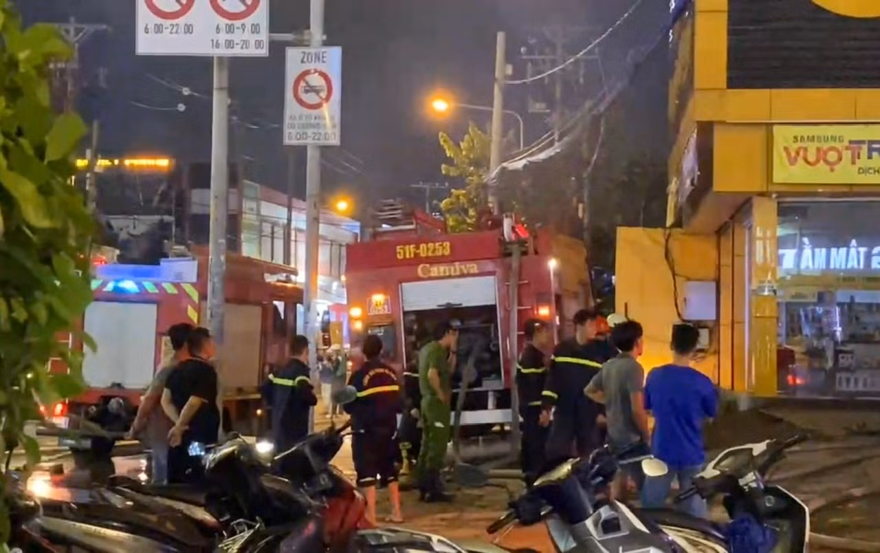 Lửa bùng phát, khách hàng tháo chạy khỏi cửa hàng Thế giới di động -0