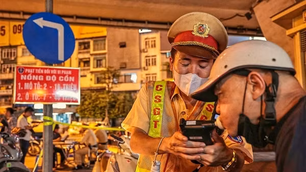 Hè về, CSGT tăng cường kiểm soát nồng độ cồn