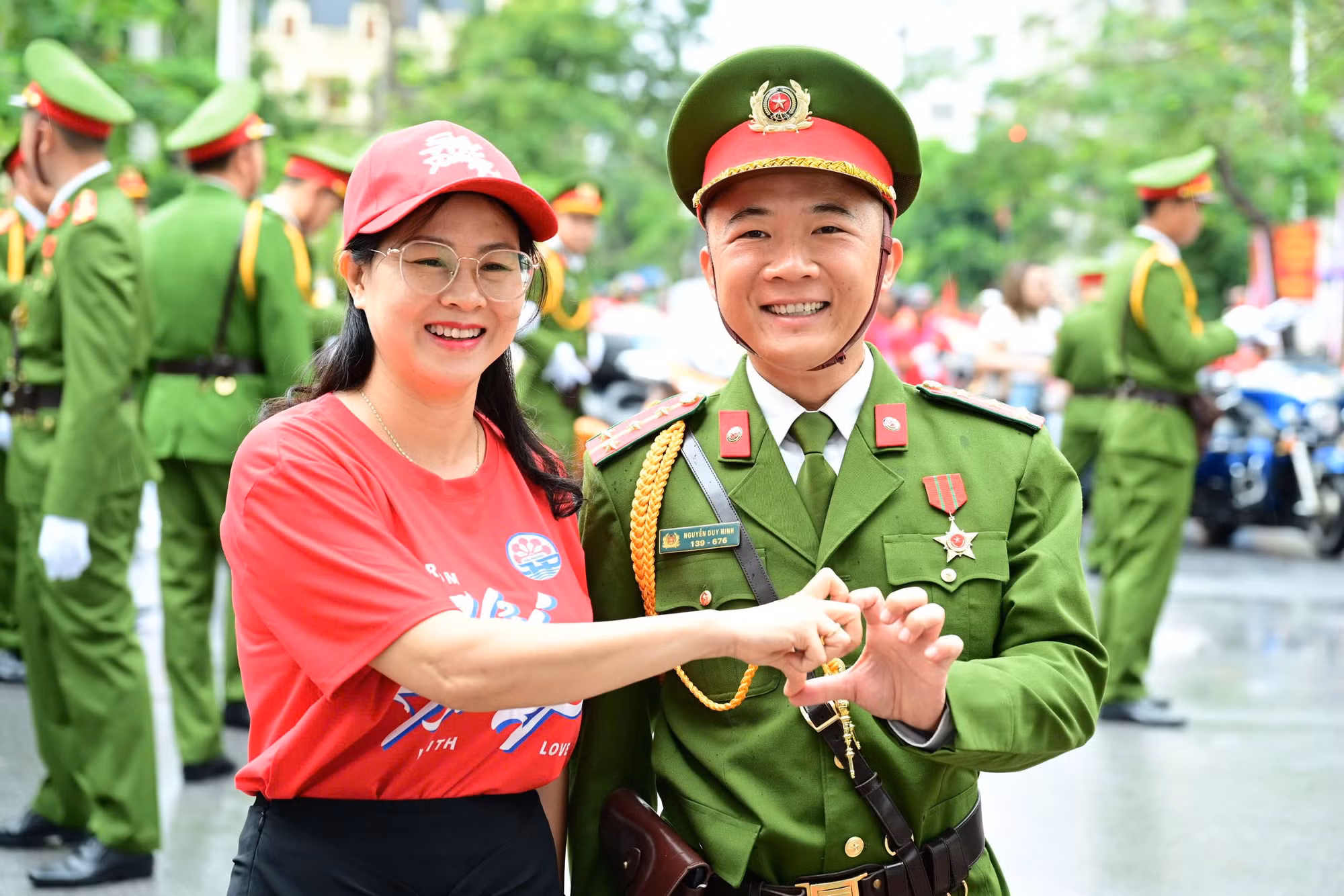 Hàng vạn người đội mưa xem duyệt đội ngũ, diễu hành chào mừng Ngày giải phóng Hải Phòng -0