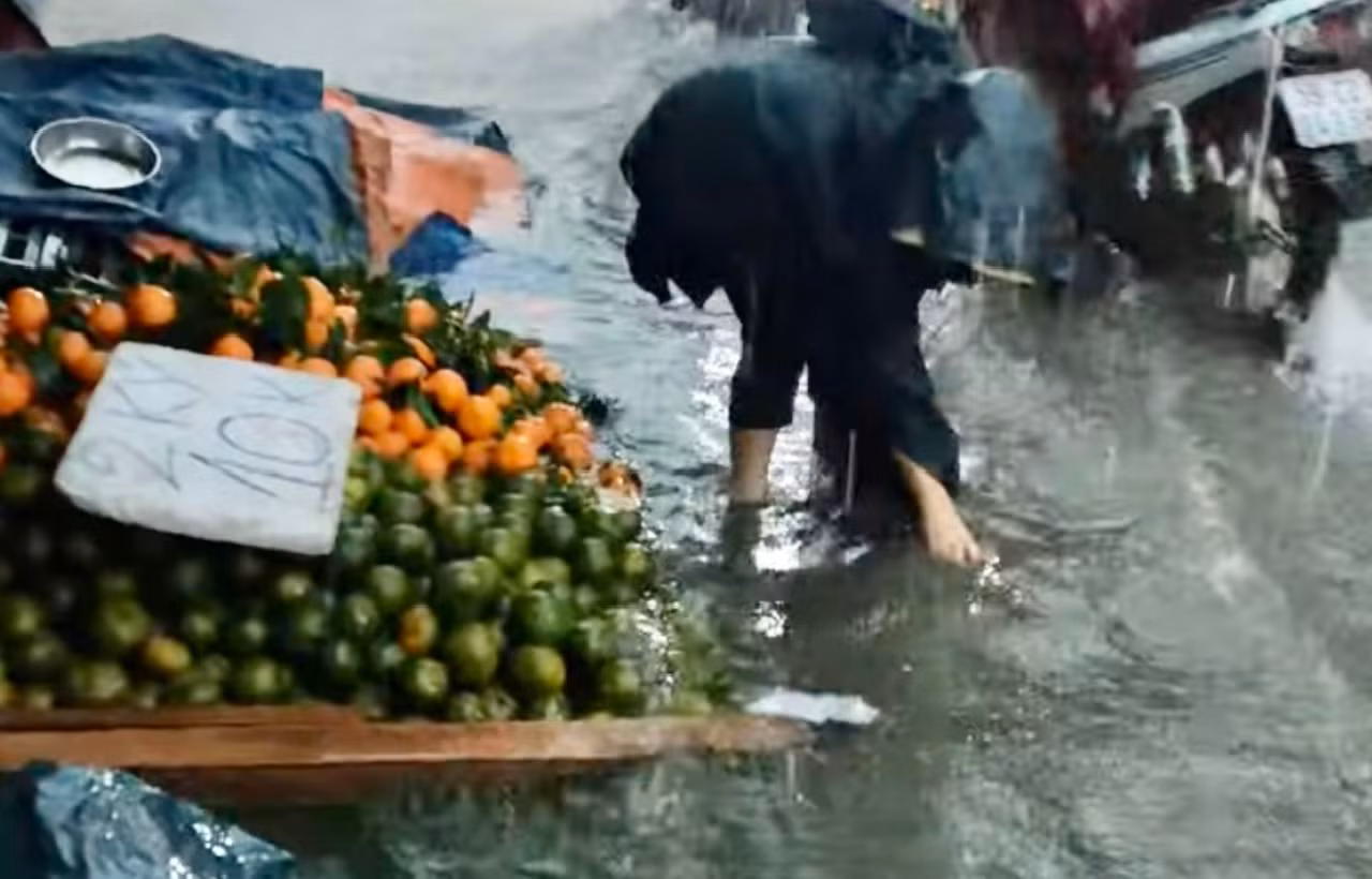 Cuộc sống đảo lộn sau cơn mưa lớn sáng 10/5 tại TP Hồ Chí Minh -1
