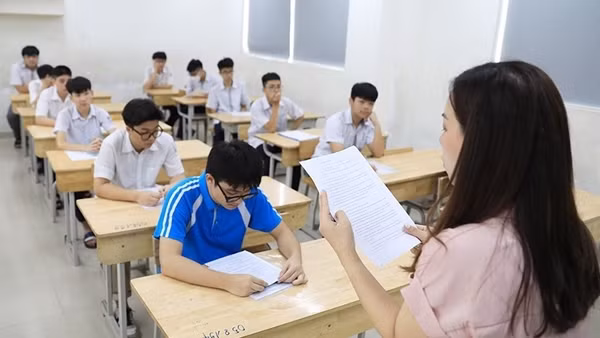 Có nên bỏ hình thức kỷ luật đình chỉ học tập đối với học sinh vi phạm?