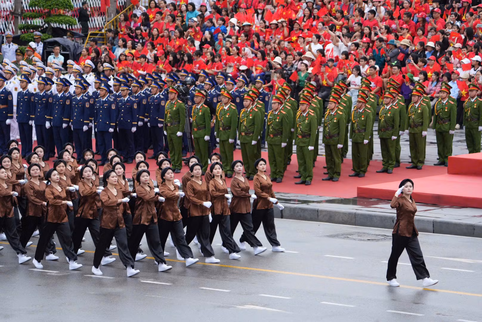 Hàng vạn người đội mưa xem duyệt đội ngũ, diễu hành chào mừng Ngày giải phóng Hải Phòng -0