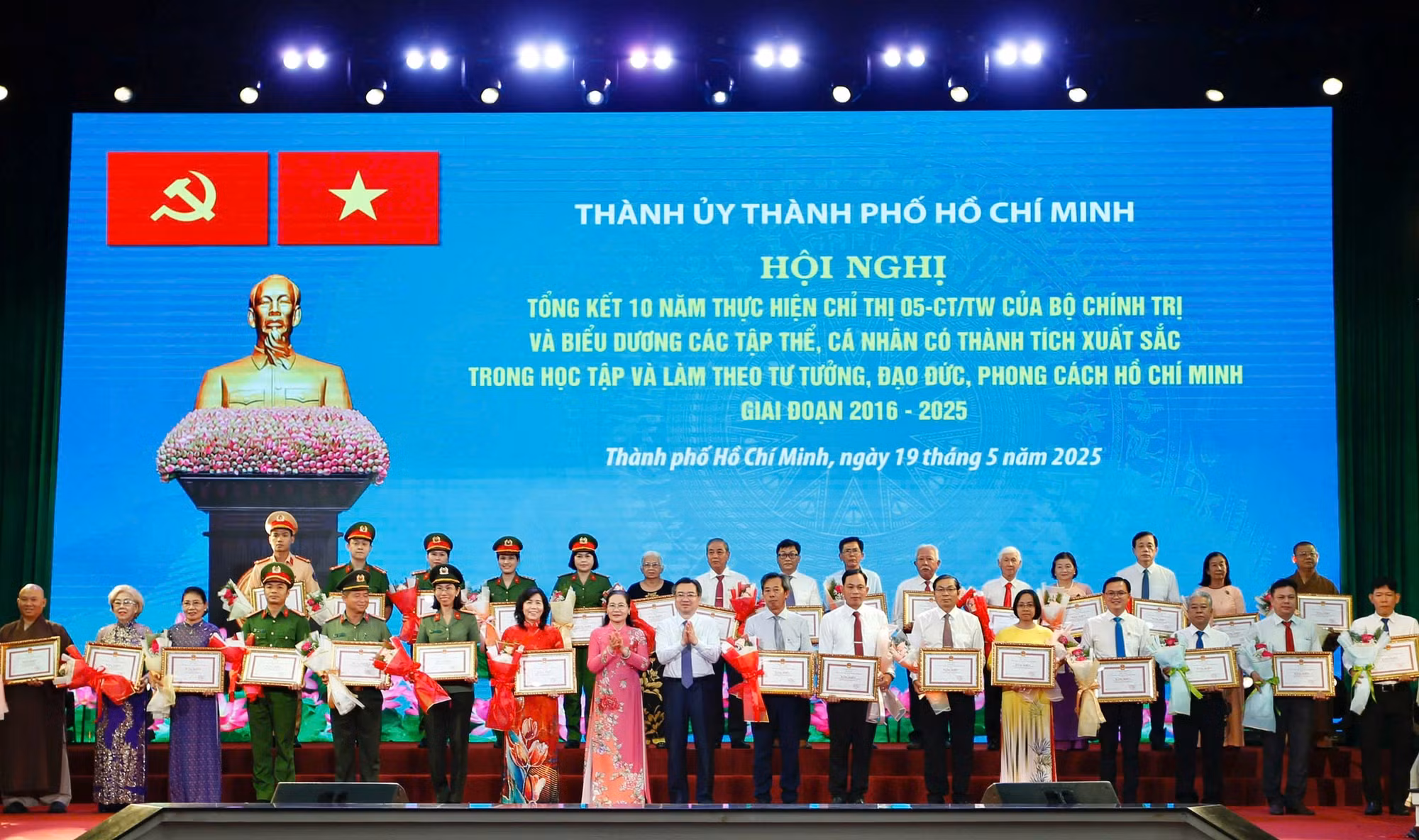 TP Hồ Chí Minh biểu dương 341 gương điển hình xuất sắc trong học tập và làm theo Bác Hồ -0