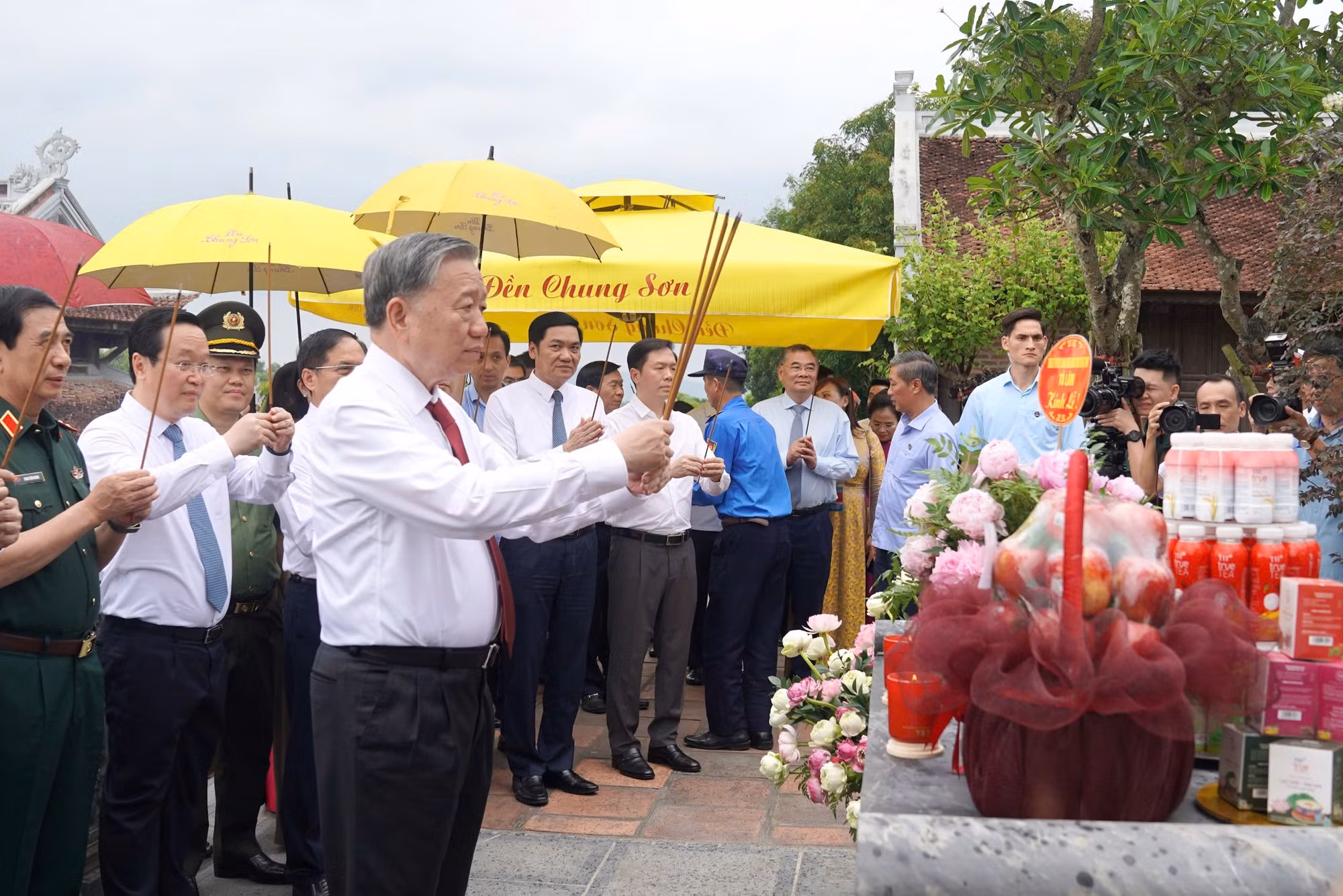 Tổng Bí thư Tô Lâm dâng hương tưởng niệm Chủ tịch Hồ Chí Minh tại Khu Di tích Kim Liên -0