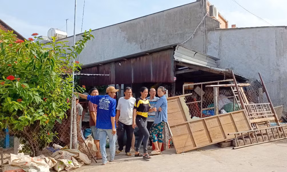 Sạt lở bờ sông Ông Chưởng khiến 10 căn nhà ảnh hưởng -1