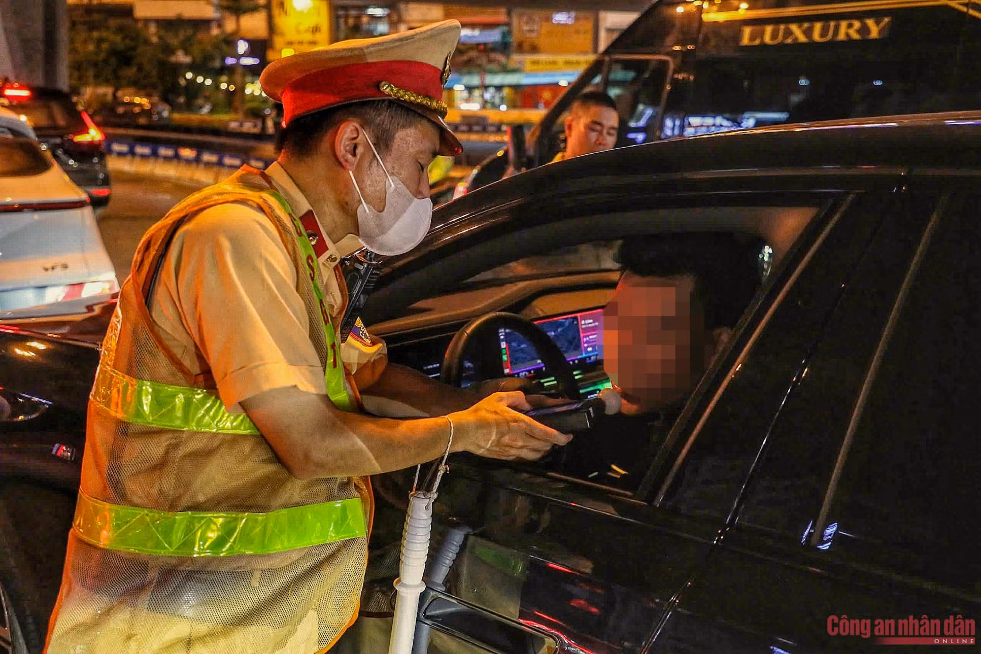 Hè về, CSGT tăng cường kiểm soát nồng độ cồn -1